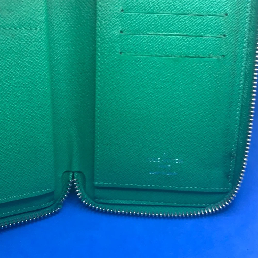 - 💚‎ 🔥 LOUIS VUITTON Green & gold Leather Zippy Wallet 📌 broken zipper